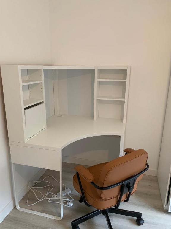 a white computer desk with a chair and a desk at Nature in London