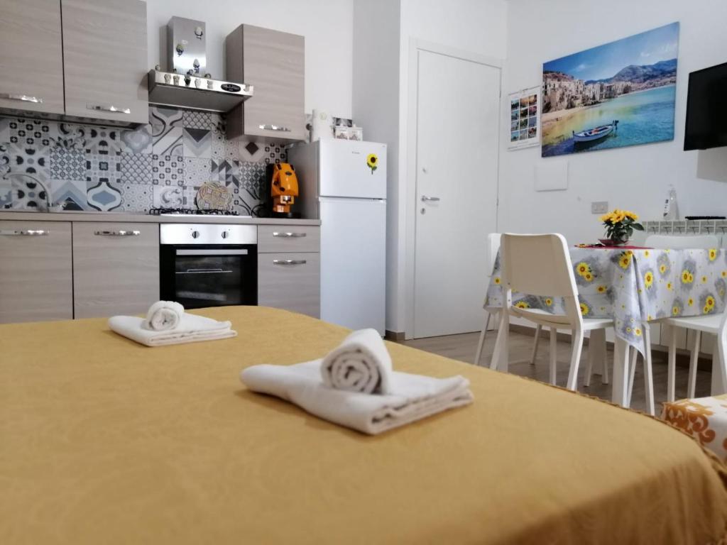 kuchnia ze stołem i ręcznikami w obiekcie Girasole Holiday w Cefalù