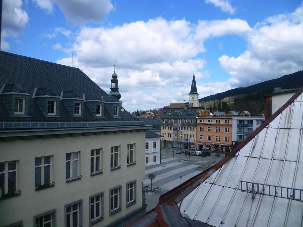 Nespecifikovaný výhled na hory nebo výhled na hory při pohledu z hotelu