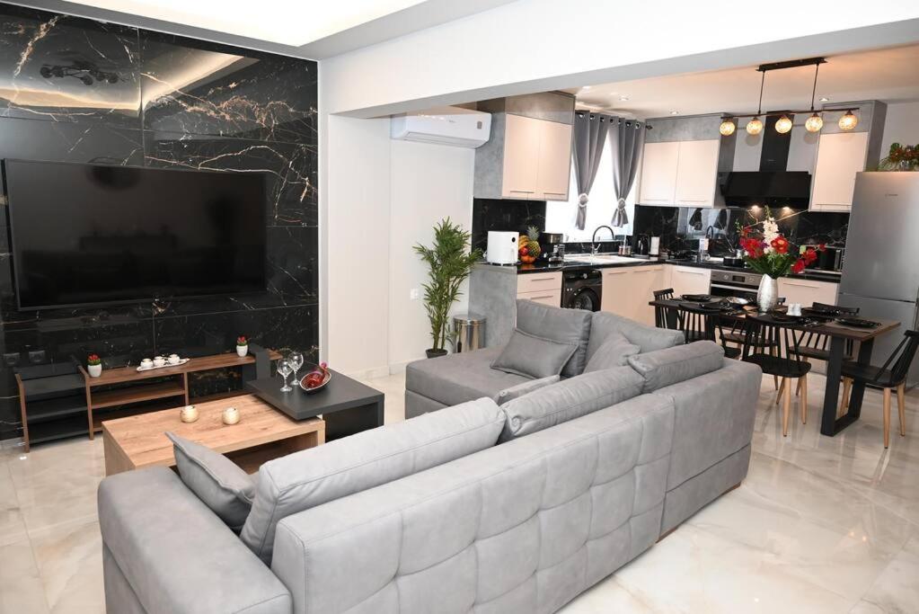sala de estar con sofá grande y cocina en Harmony Seaside House en Ialyssos