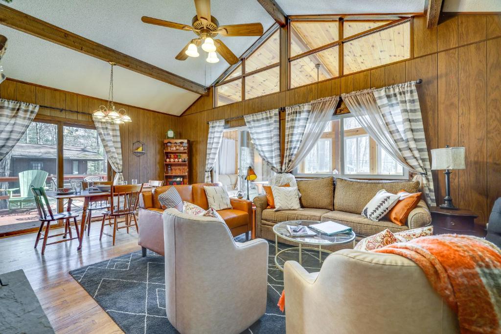 Una sala de estar con un sofá y sillas y una mesa. en Cozy Pocono Lake Cottage with Fire Pit and Ping Pong!, en Pocono Lake