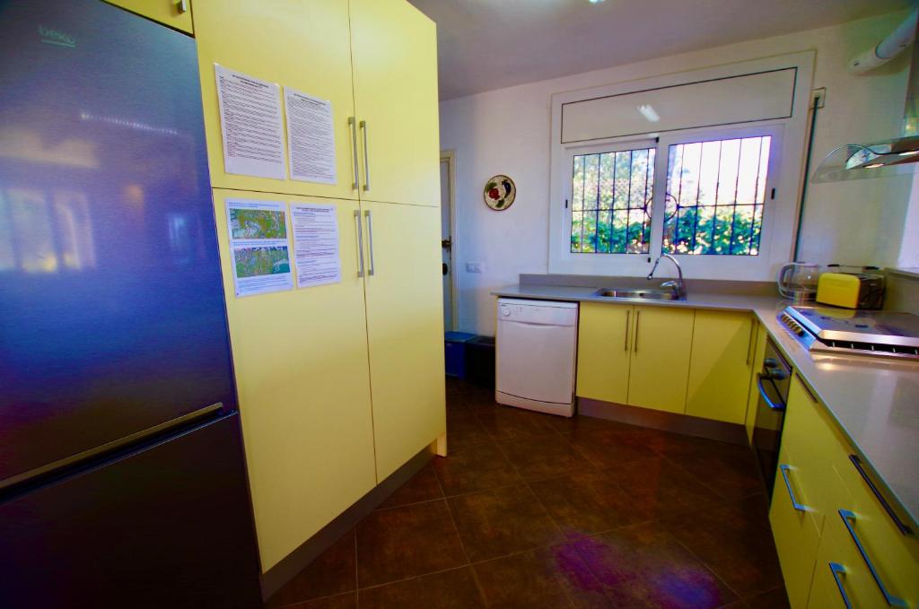 Kuchyňa alebo kuchynka v ubytovaní V&V LLORET- VILLA MEDITERRANIA, vistas panorámicas al mar