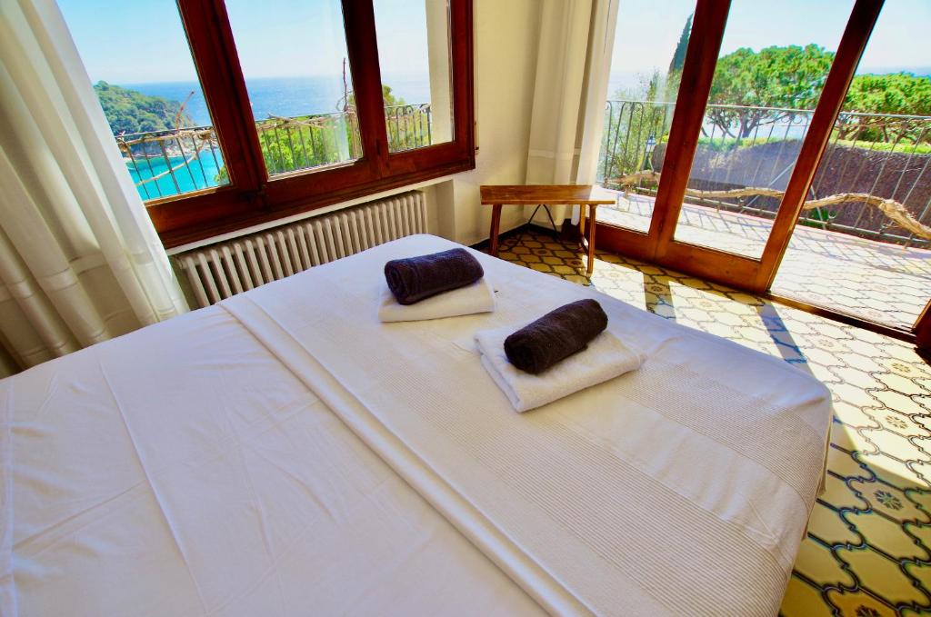 Posteľ alebo postele v izbe v ubytovaní V&V LLORET- VILLA MEDITERRANIA, vistas panorámicas al mar