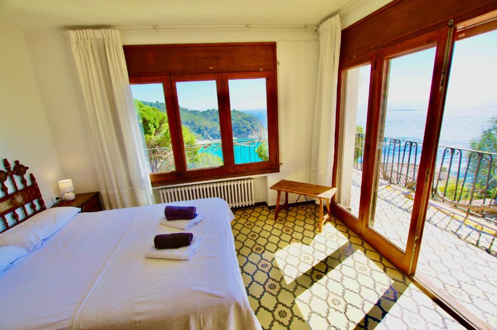 Posteľ alebo postele v izbe v ubytovaní V&V LLORET- VILLA MEDITERRANIA, vistas panorámicas al mar