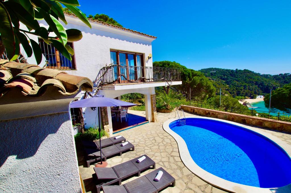 Bazén v ubytovaní V&V LLORET- VILLA MEDITERRANIA, vistas panorámicas al mar alebo v jeho blízkosti