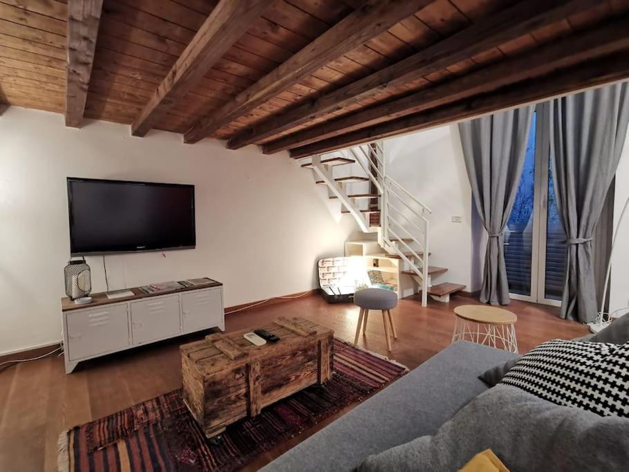 sala de estar con sofá y TV en La Dimora Dante, en Roma