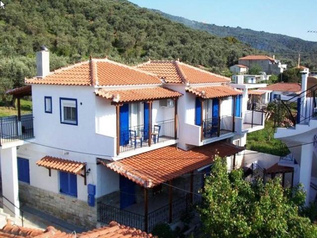 eine Luftansicht eines Hauses mit orangefarbenen Dächern in der Unterkunft Pansion Pandora in Skiathos-Stadt