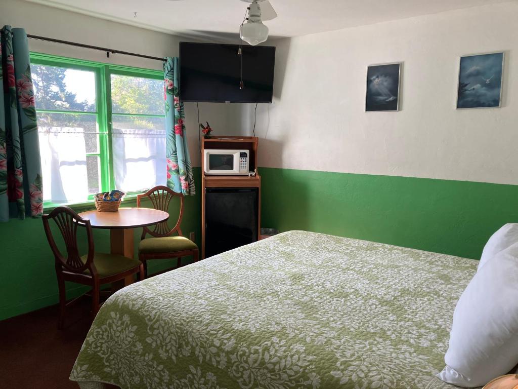 TV a/nebo společenská místnost v ubytování Lighthouse Inn