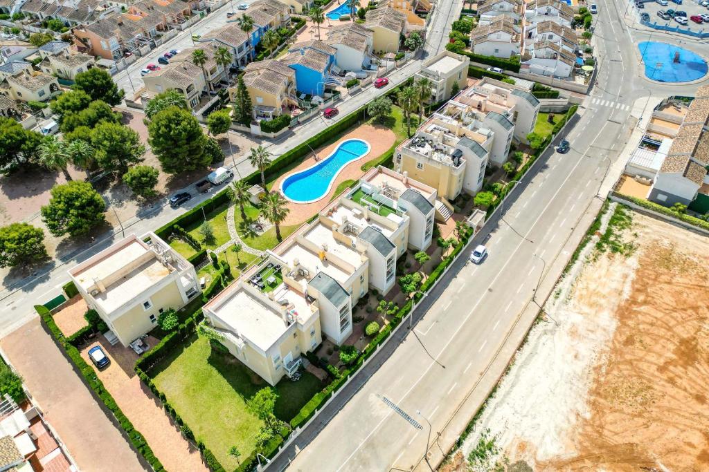 uma vista aérea de um bairro com casas e uma estrada em Luxury Apt, Beach, Pool open 365 days, Near Javea & Denia em El Verger