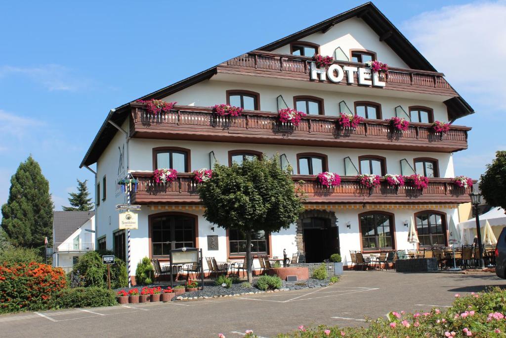 a hotel with flowers on the front of it at Hotel zur Moselbrücke in Schweich