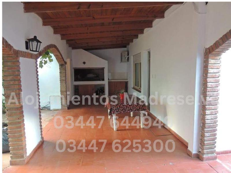 ein Zimmer in einer Villa mit Zugang zu einem Haus in der Unterkunft Alojamiento Madreselva in Colón