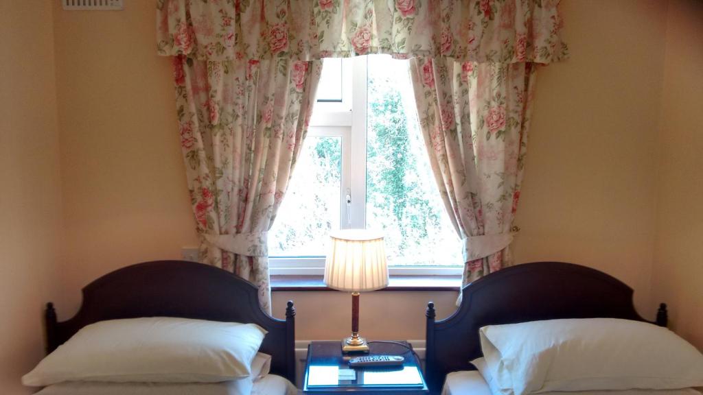 Postel nebo postele na pokoji v ubytování Corrib View Guesthouse h91rr72