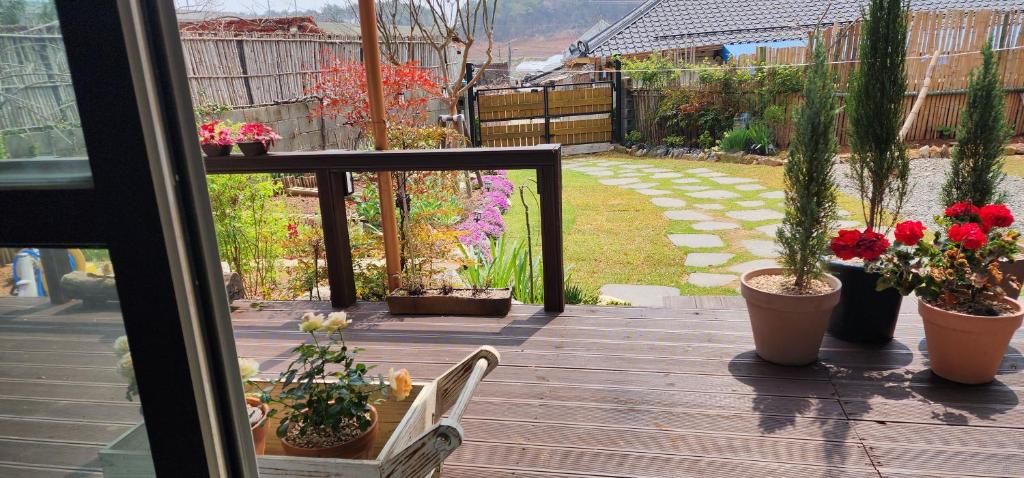 una terraza con macetas y flores. en Goeunjeong en Gwangju