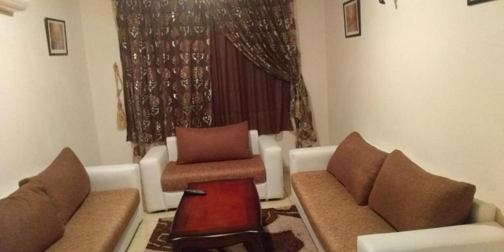 - un salon avec un canapé et une chaise dans l'établissement Abokhalid, à Agadir