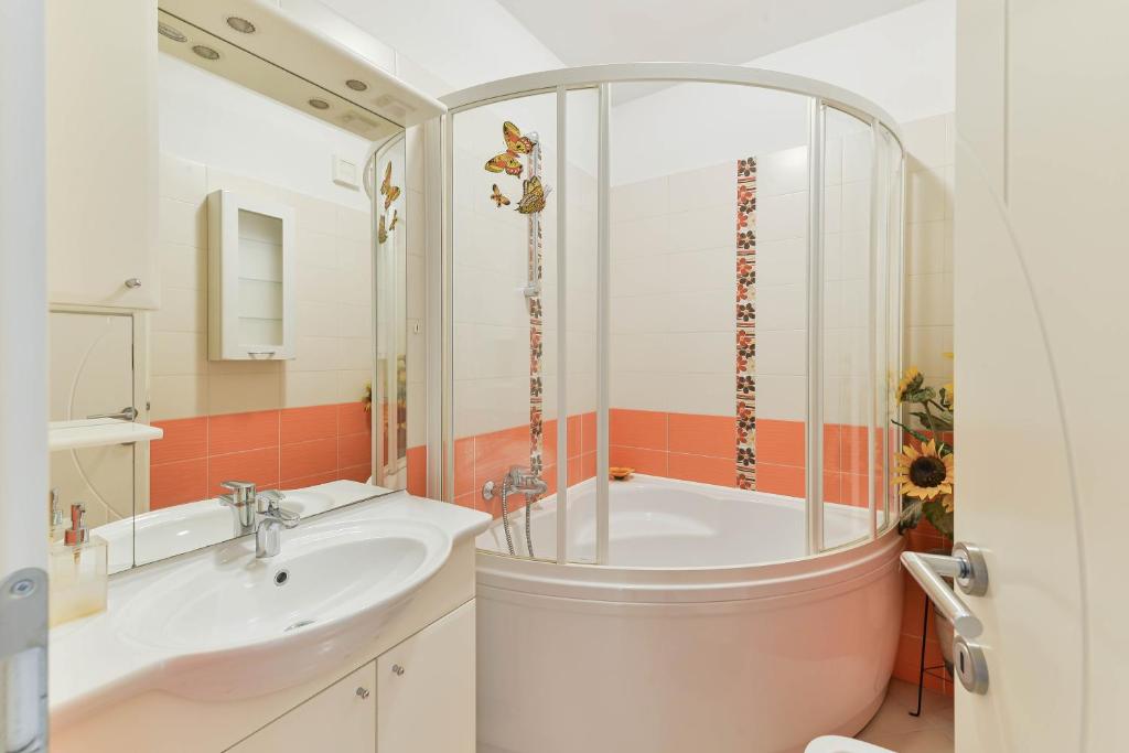Koupelna v ubytování Family friendly apartments with a swimming pool Zadar - 16336