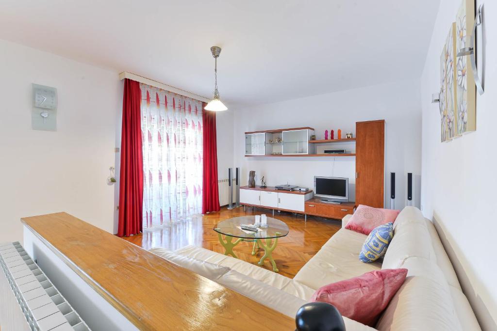 TV a/nebo společenská místnost v ubytování Family friendly apartments with a swimming pool Zadar - 16336