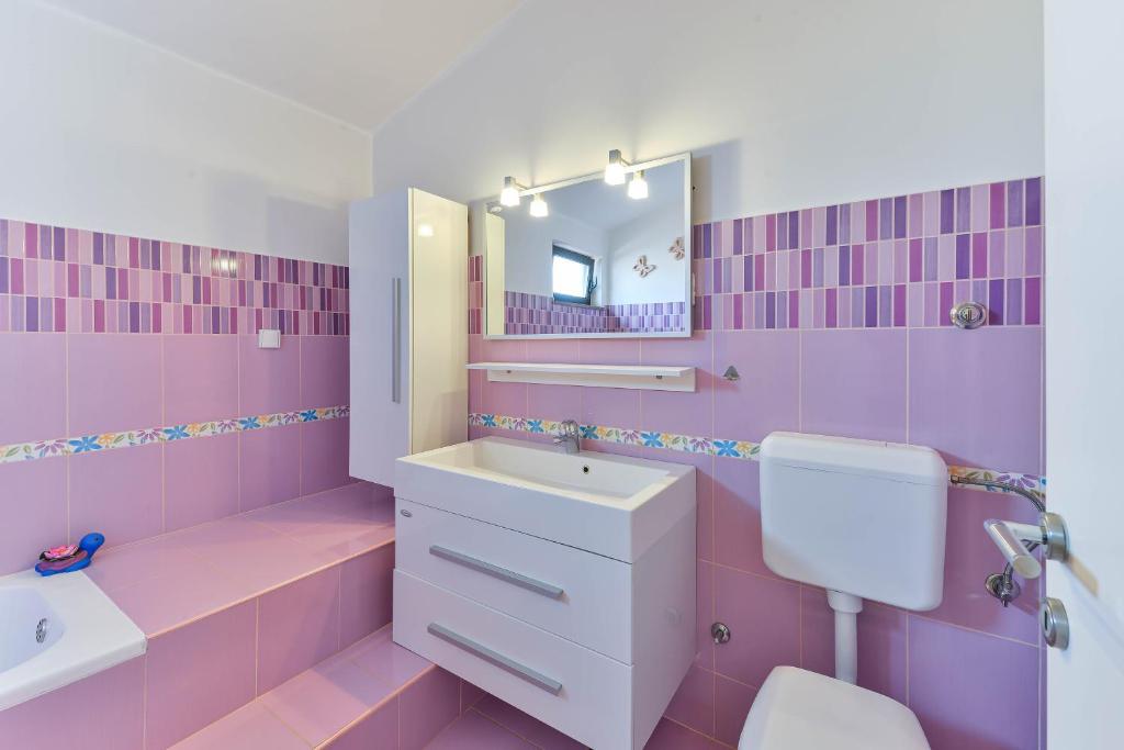Koupelna v ubytování Family friendly apartments with a swimming pool Zadar - 16336
