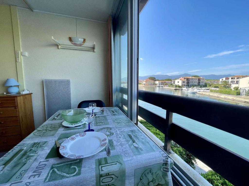 Photo de la galerie de l'établissement Studio avec Piscine, Clim, Parking et Proche Plage à St Cyprien - FR-1-225D-181, à Saint-Cyprien