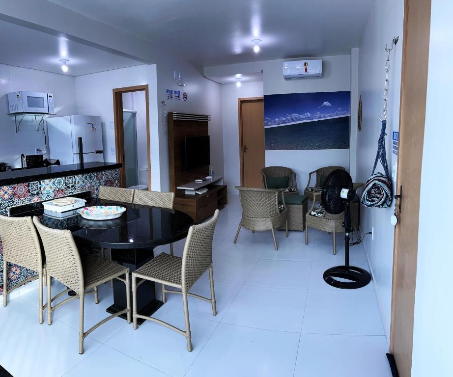 巴雷里尼亞斯的住宿－Lençóis Confort - BL05-AP02，厨房以及带桌椅的用餐室。