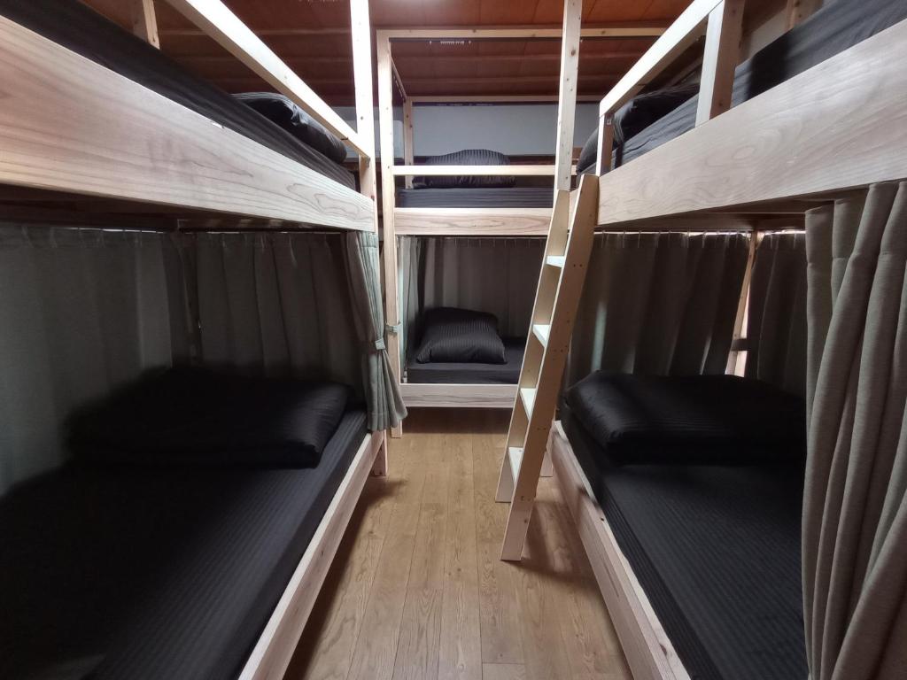 tonari - Lits Superposés Dans Une Chambre Dortoir Mixte