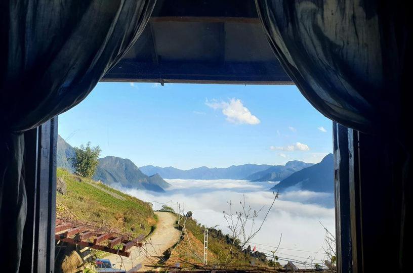 サパにあるFieu Houseの雲山の窓からの眺め