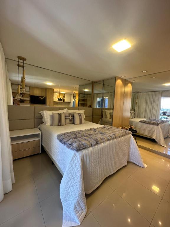 um quarto grande com uma cama grande num quarto em Apartamento Luxo St Bueno em Goiânia