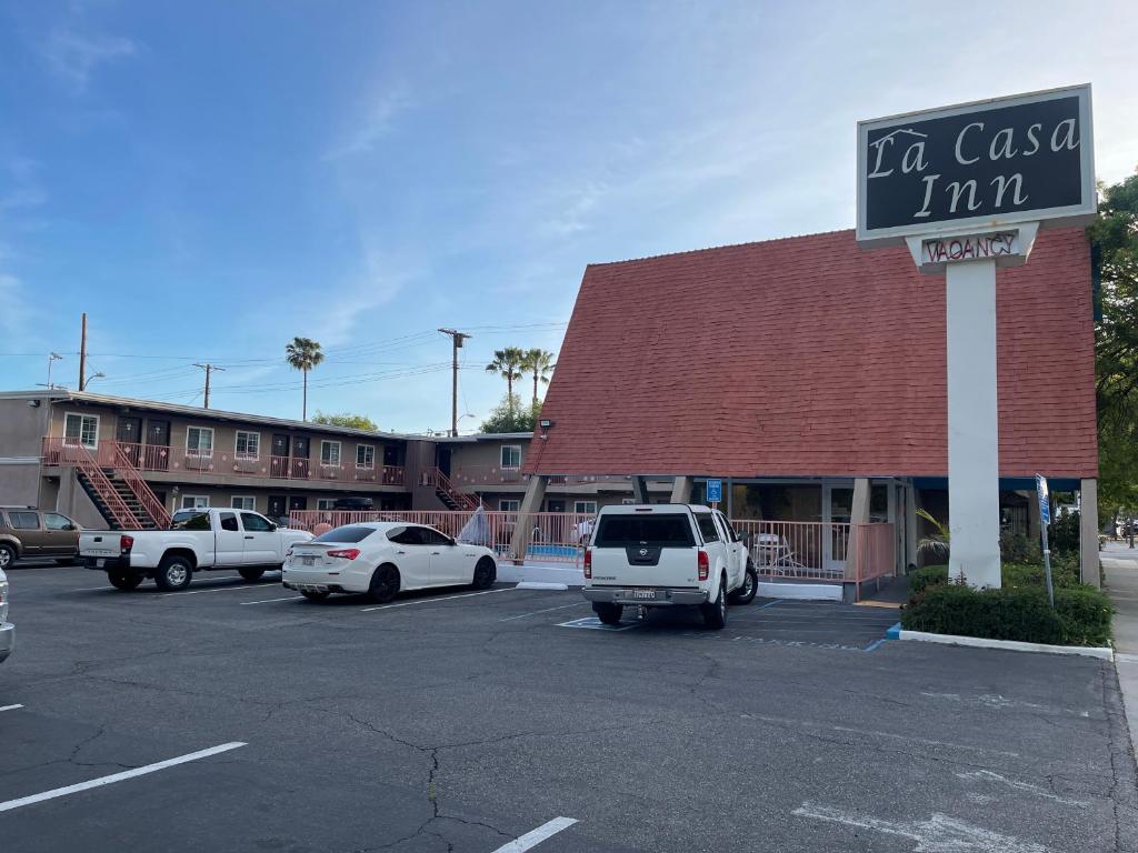 a la casa inn mit Autos auf einem Parkplatz in der Unterkunft La Casa Inn in Pasadena