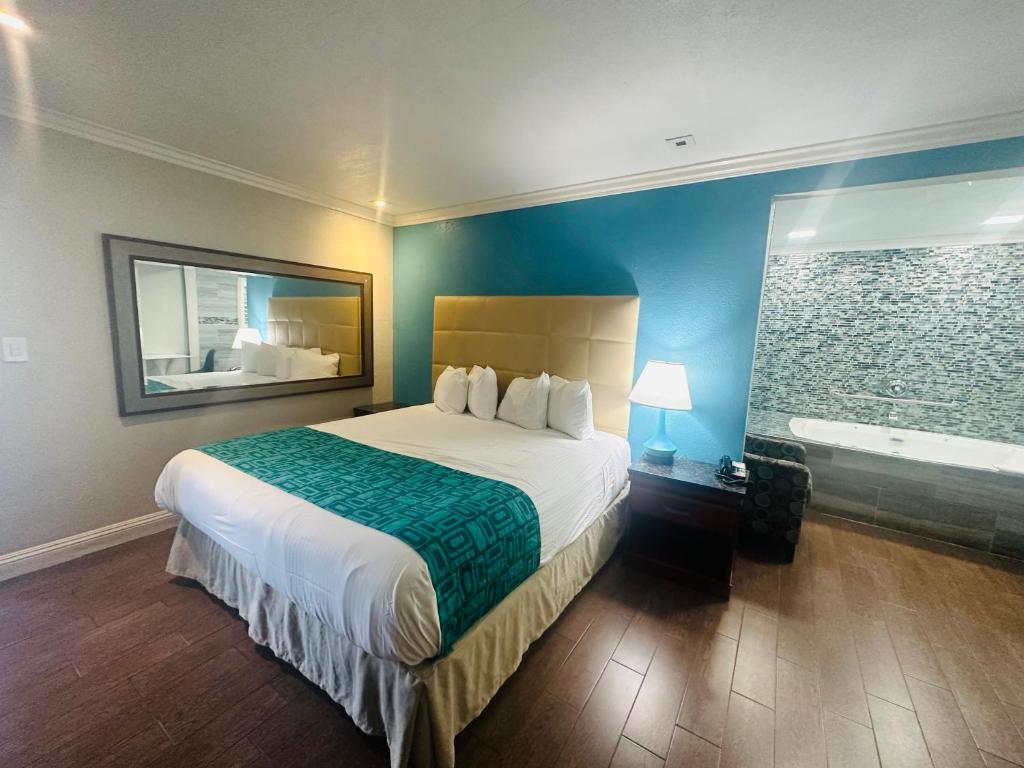 Casa Blanca Hotel & Suites Orange SR-55 Freeway, Near Honda Center, Chapman University, Disneyland - 国王套房与水疗浴