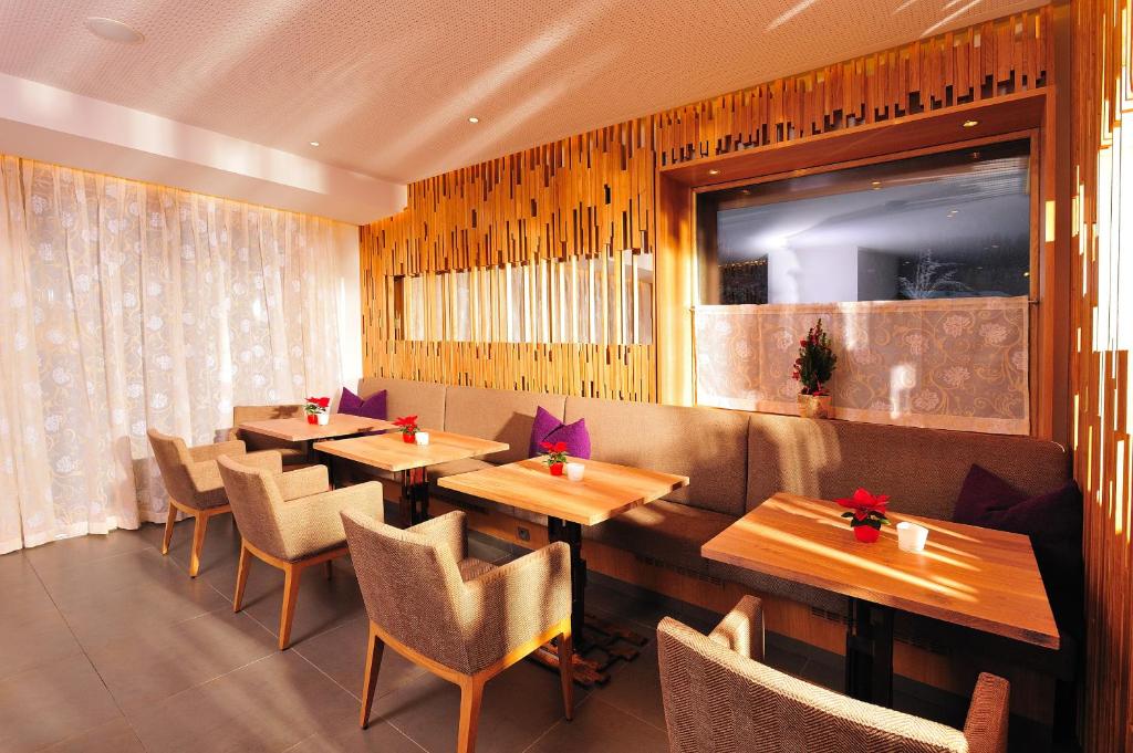 A seating area at Hotel Schartner