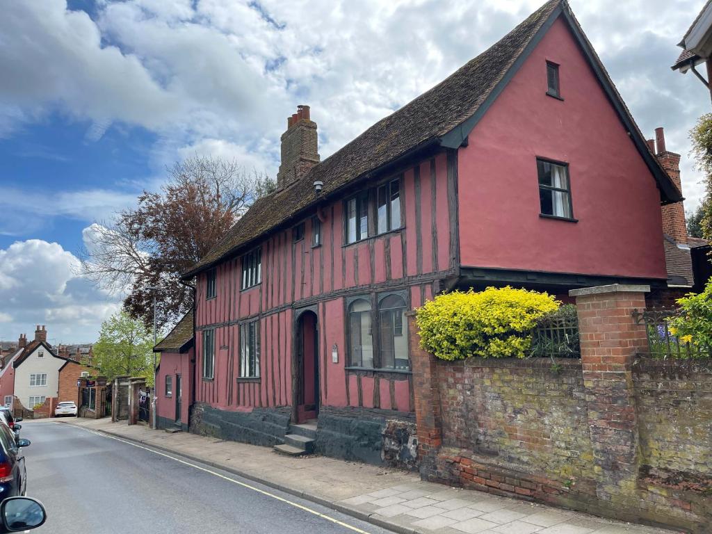 ein rotes Haus an der Seite einer Straße in der Unterkunft The Bridewell in Woodbridge