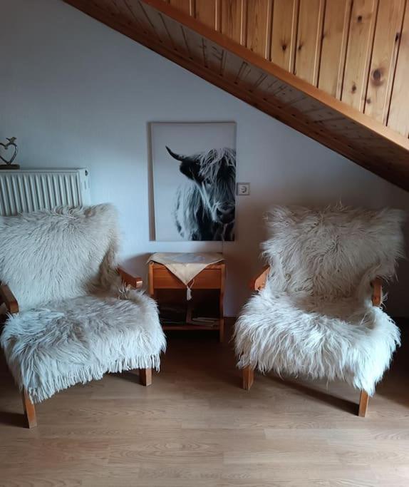 Posezení v ubytování Cozy Loft with Fireplace & View
