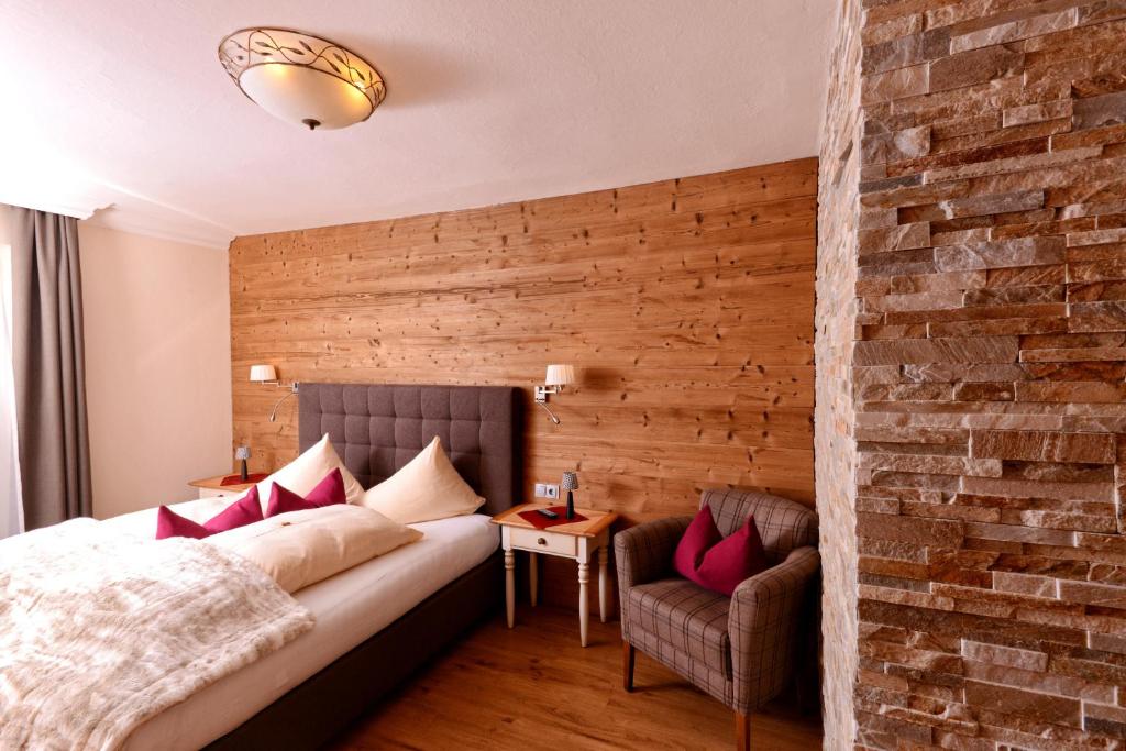 A bed or beds in a room at Hotel Schartner