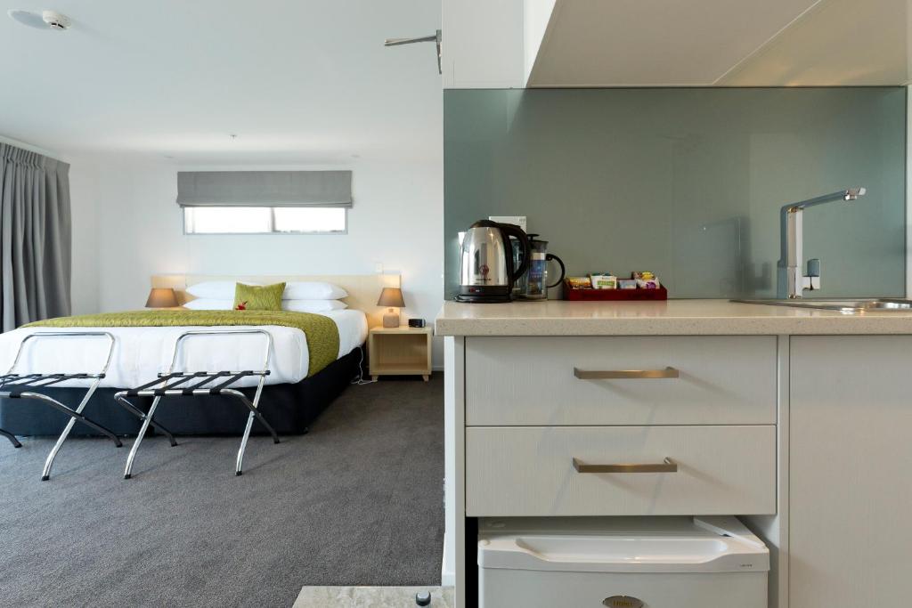 2 on Whiteleigh and 239 on Lincoln Motel - Resim 17