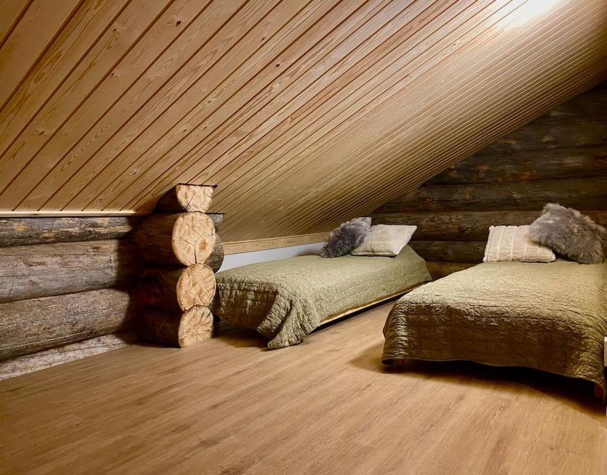 Кровать или кровати в номере Levi Ski IN Ski OUT Premium VillaWestWind B
