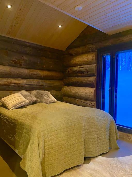 Кровать или кровати в номере Levi Ski IN Ski OUT Premium VillaWestWind B