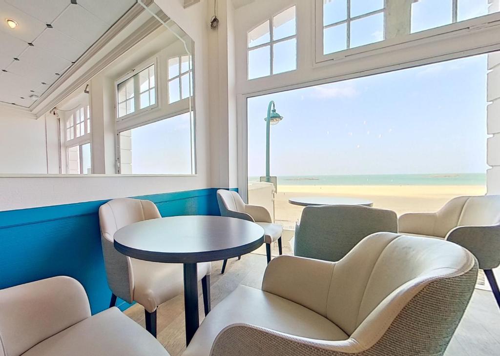 Posezení v ubytování Hotel Kyriad Saint Malo Centre Plage