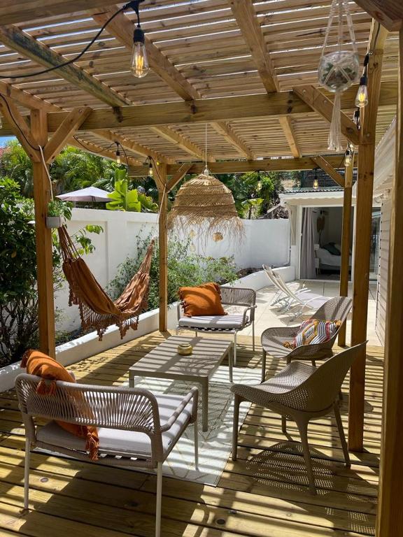 Posezení v ubytování Wahoo lodge, piscine privée, orient bay