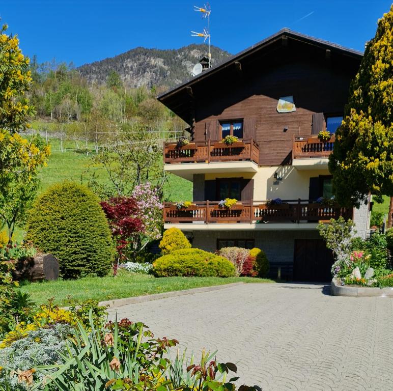 ein großes Haus mit einer Einfahrt davor in der Unterkunft Casa Margherita Chambres d'Hôtes & SPA in Challand Saint Anselme