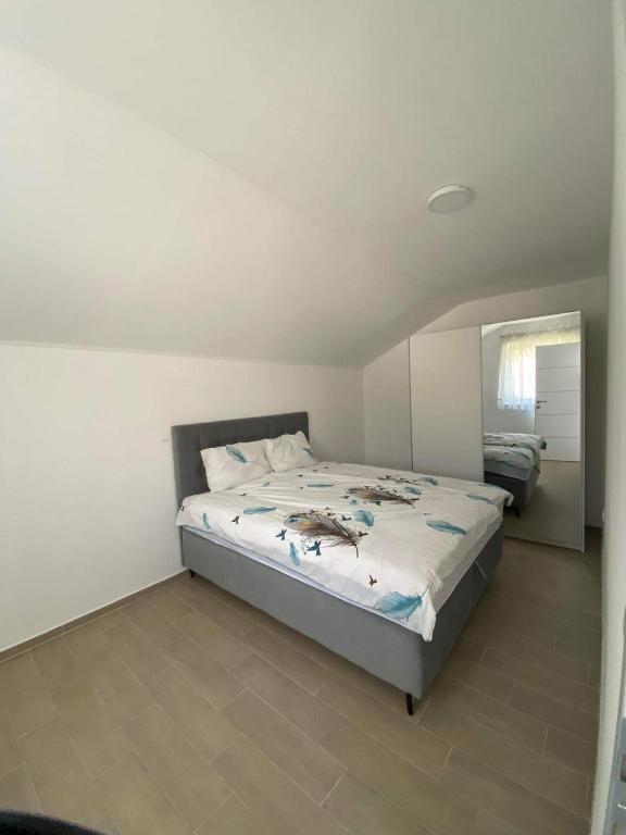 a bedroom with a bed and a mirror at Apartman Žepče in Žepče
