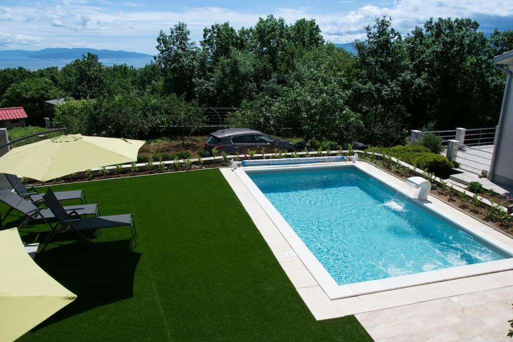 Πισίνα στο ή κοντά στο Luxury Flat with Heated Pool & Jacuzzi