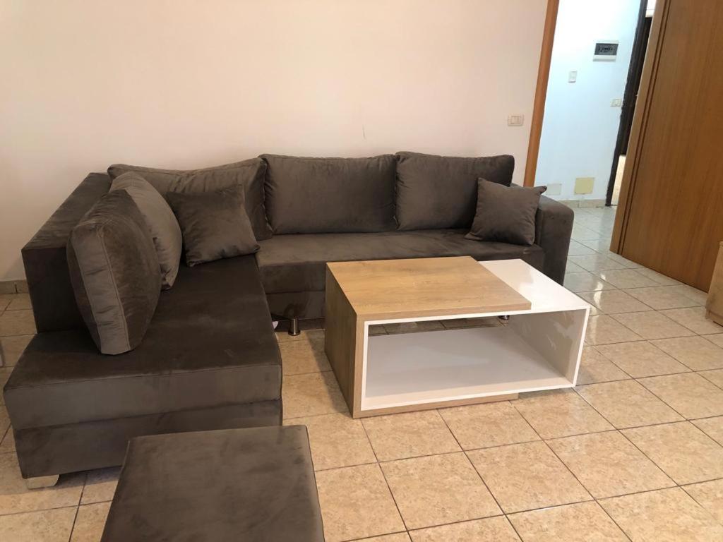 sala de estar con sofá y mesa de centro en Apartament rohelio shkembi kavajes en Durrës