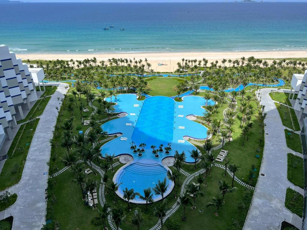 - une vue aérienne sur le complexe et la plage en arrière-plan dans l'établissement The Arena Cam Ranh Beach Front, à Cam Ranh