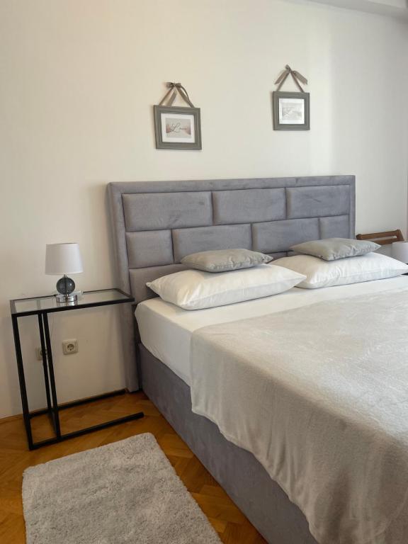 1 dormitorio con 2 camas y mesa con lámpara en Apartment Isabell, en Split
