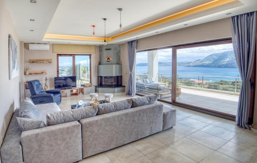 un soggiorno con un grande divano e una grande finestra di 2-Bedroom, Sea-View Apartment - Balcony in Heaven! a Korakiaí