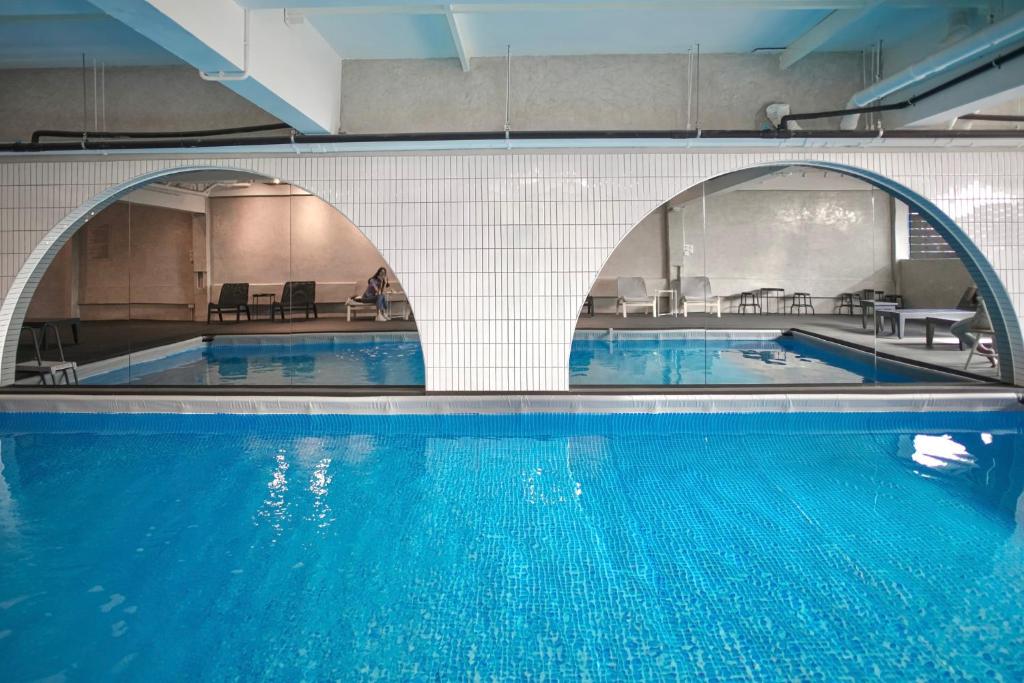 בריכת השחייה שנמצאת ב-E11 Hotel או באזור