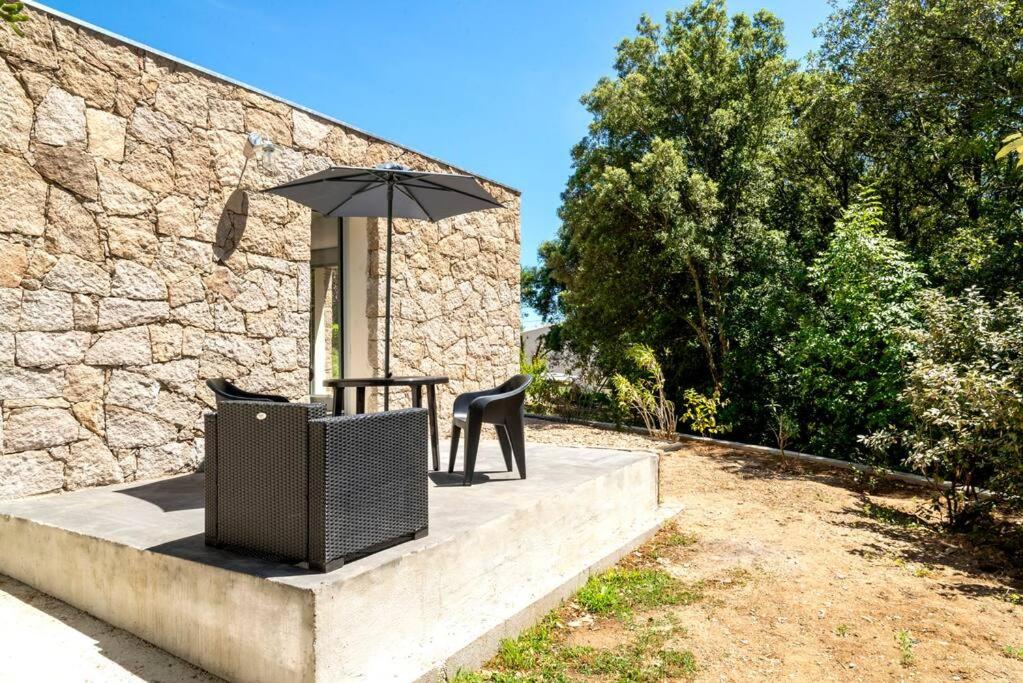 Vonkajšia záhrada v ubytovaní Studio Charmant U Pinu, 2 personnes, 6 Kms de Porto Vecchio