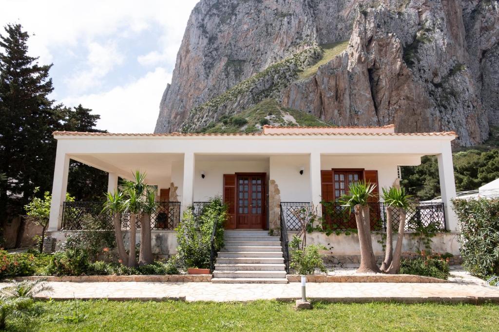 een huis met een berg op de achtergrond bij Casa Enza di fronte la Tonnara in San Vito lo Capo