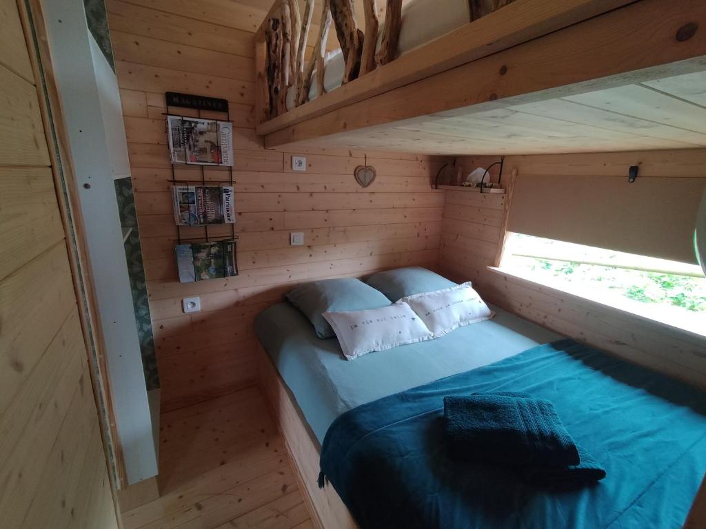 Łóżko lub łóżka w pokoju w obiekcie La roulotte de Jane