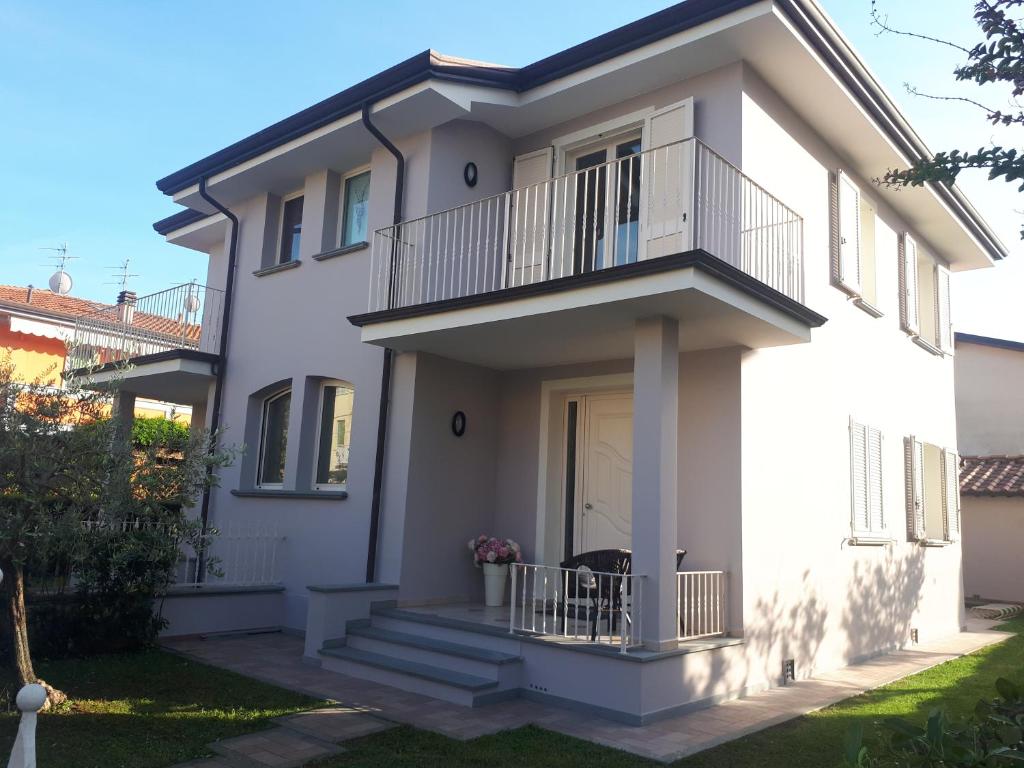 Casa bianca con balcone di VILLETTA CON GIARDINO a Lido di Camaiore