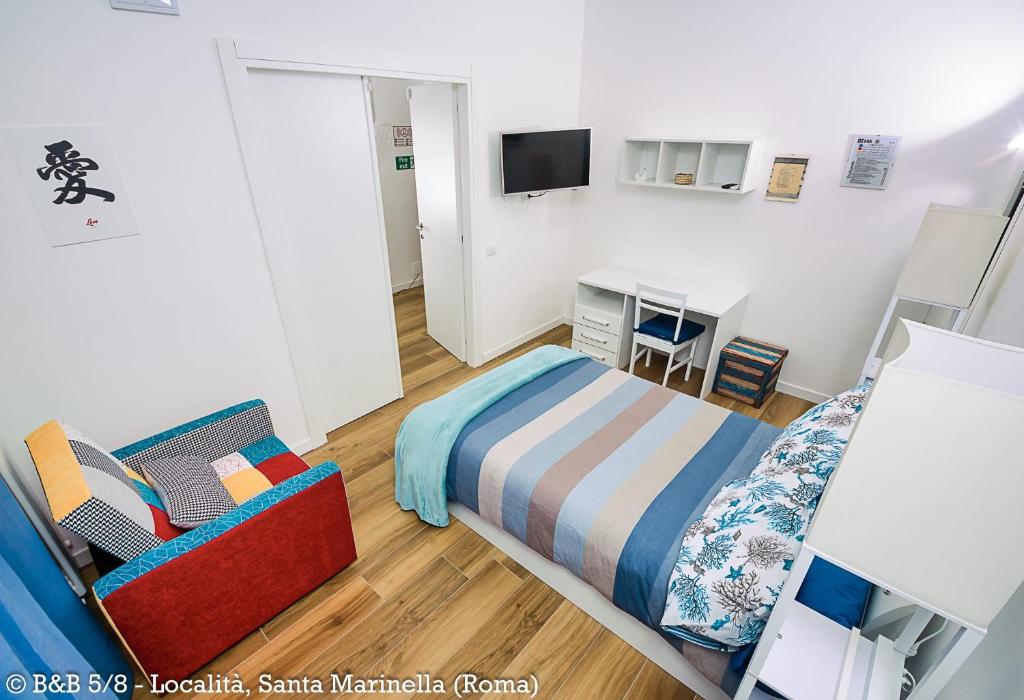 ein kleines Schlafzimmer mit einem Bett und einem Schreibtisch in der Unterkunft CINQUE OTTAVI B&B in Santa Marinella
